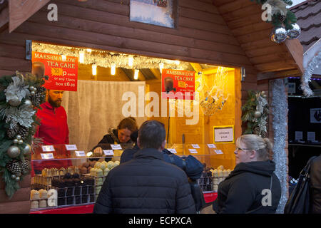 In Irlanda del Nord, Belfast, Natale internazionale mercato alimentare nel parco del municipio. Foto Stock