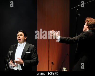 Ceca-bass baritono Adam Plachetka canta in chiusura concerto di gala per l'anno della musica ceca 2014, sul lato destro si vede il conduttore Jakub Hrusa, a Praga Repubblica Ceca, Dicembre 17, 2014. (CTK foto/Vondrous Romano) Foto Stock