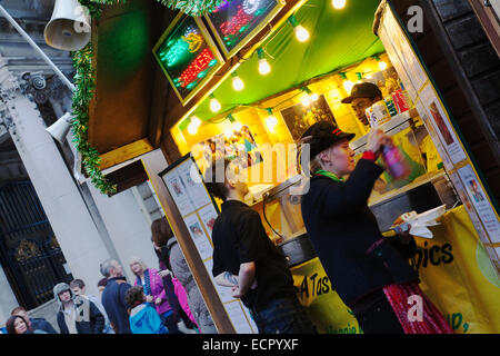 In Irlanda del Nord, Belfast, Natale internazionale mercato alimentare nel parco del municipio. Foto Stock