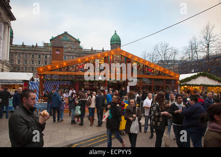 In Irlanda del Nord, Belfast, Natale internazionale mercato alimentare nel parco del municipio. Foto Stock