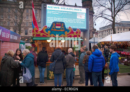 In Irlanda del Nord, Belfast, Natale internazionale mercato alimentare nel parco del municipio. Foto Stock