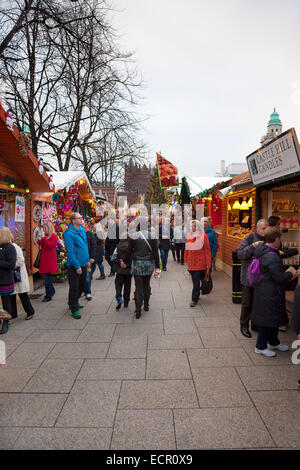 In Irlanda del Nord, Belfast, Natale internazionale mercato alimentare nel parco del municipio. Foto Stock