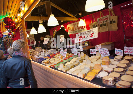 In Irlanda del Nord, Belfast, Natale internazionale mercato alimentare nel parco del municipio. Foto Stock