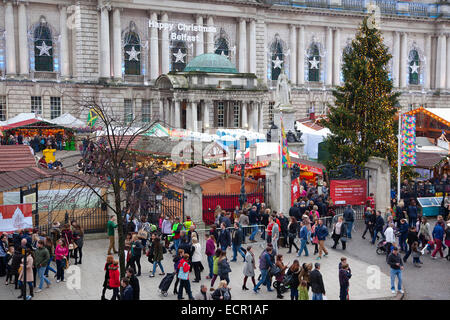 In Irlanda del Nord, Belfast, Natale internazionale mercato alimentare nel parco del municipio. Foto Stock