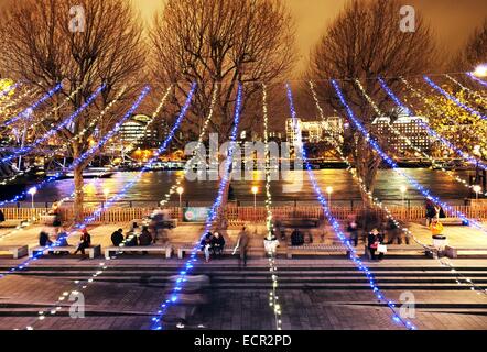 Le luci di Natale presso il centro di Southbank di fronte Royal Festival Hall - guardando attraverso il Tamigi verso Char Foto Stock