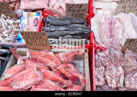 Pesce crudo su un mercato locale Foto Stock