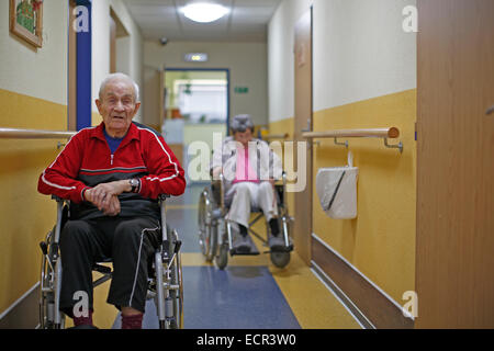 Due anziani in carrozzina,man 87, donna di 81 anni, la casa di cura, ritratto, Foto Stock