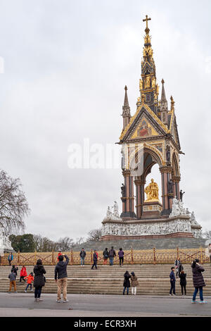 LONDON, Regno Unito - 17 dicembre: turisti Scattare foto nella parte anteriore del Albert Memorial in Kensington Gardens. Dicembre 11, 2014 in L Foto Stock