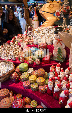 Birmingham Frankfurt Mercatino di Natale 2014 - regali stagionali in vendita su un mercato in stallo Foto Stock