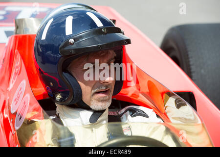 Damon Hill F1 Racing Driver Sat in aperto macchina dotata di ruote Foto Stock