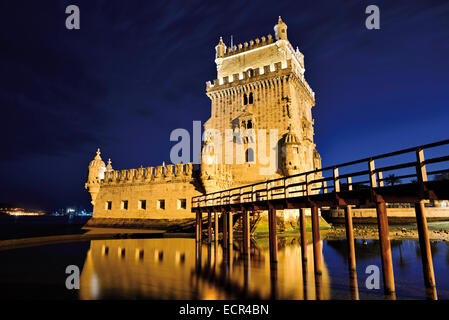 Il portogallo Lisbona: Torre di Belém di notte Foto Stock