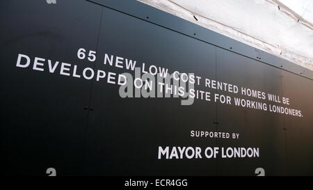 Basso costo di schema di costruzione supportata dal sindaco di Londra sito in costruzione sign on Broadwick Street nel quartiere di Soho Londra KATHY DEWITT Foto Stock