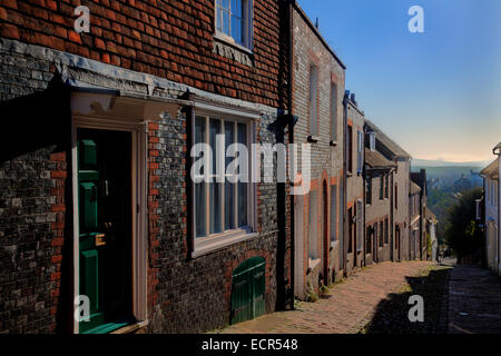 La vista verso il basso Keere Street verso il South Downs, Lewes, Sussex, Inghilterra Foto Stock