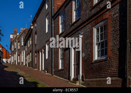 Una vista guardando storiche Keere Street, Lewes, Sussex, Inghilterra Foto Stock