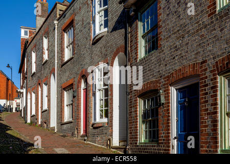 Una vista guardando storiche Keere Street, Lewes, Sussex, Inghilterra Foto Stock