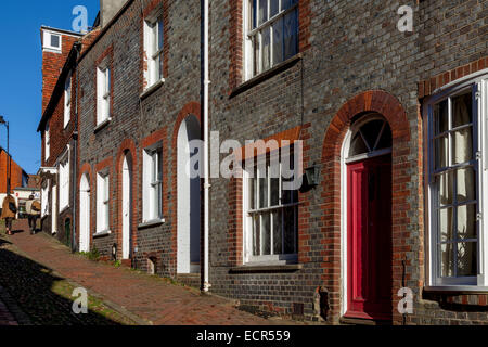 Una vista guardando storiche Keere Street, Lewes, Sussex, Inghilterra Foto Stock