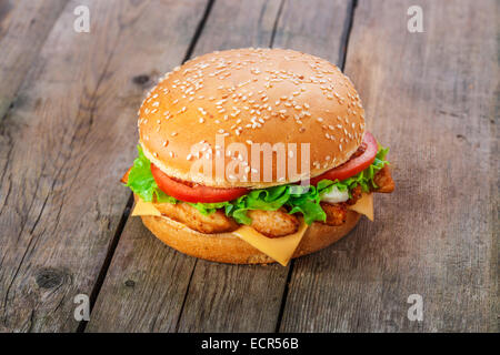 Hamburger di pollo e formaggio su una superficie in legno Foto Stock