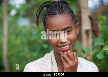 Un Ortodossa Etiope tradizionale donna vestita di bianco in Mizan Teferi, Etiopia 18 maggio 2014. Etiopia Southwestern. Foto Stock