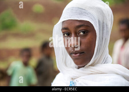 Un Ortodossa Etiope tradizionale donna vestita di bianco in Mizan Teferi, Etiopia 18 maggio 2014. Etiopia Southwestern. Foto Stock