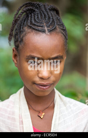 Un Ortodossa Etiope tradizionale donna vestita di bianco in Mizan Teferi, Etiopia 18 maggio 2014. Etiopia Southwestern. Foto Stock