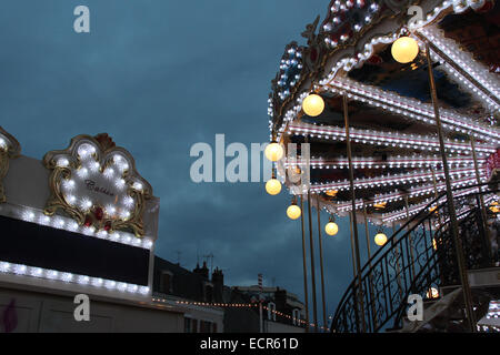 Giostre sono installati in un mercato di Natale a Vierzon (Francia). Foto Stock