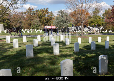 Funerale con gli onori militari compresi riderless horse, il Cimitero Nazionale di Arlington, Virginia Foto Stock