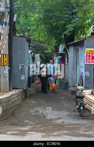 Famiglia camminando giù Hutong a Pechino, Cina Foto Stock