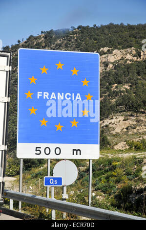 Autostrada spagnola il confine francese attraversando fotografato in Catalogna, Spagna Foto Stock