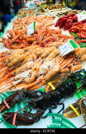 Le aragoste, gamberi e gamberetti per la vendita al mercato la Boqueria a Barcellona, in Catalogna, Spagna Foto Stock