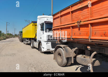 I carrelli con grano in attesa in linea vicino all'ascensore Foto Stock