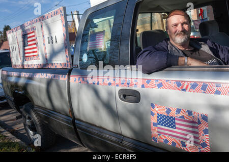 Patriotic sbandieratori di American in camioncino, Cobleskill, Schoharie County, New York, Stati Uniti d'America Foto Stock