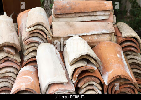 Un mucchio di vecchi abbandonati tegole del tetto Foto Stock