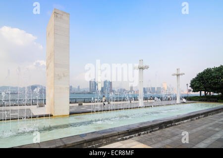 Funzione acqua presso il porto di Sun Yat Sen Memorial Park con vista su Union Square grattacieli, Sai Ying Pun, Hong Kong, Cina Foto Stock