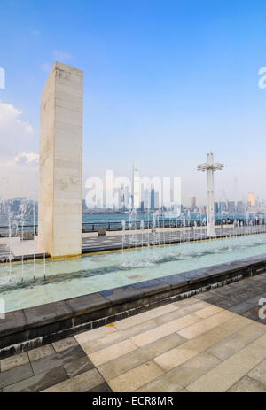 Funzione acqua presso il porto di Sun Yat Sen Memorial Park con vista su Union Square grattacieli, Sai Ying Pun, Hong Kong, Cina Foto Stock