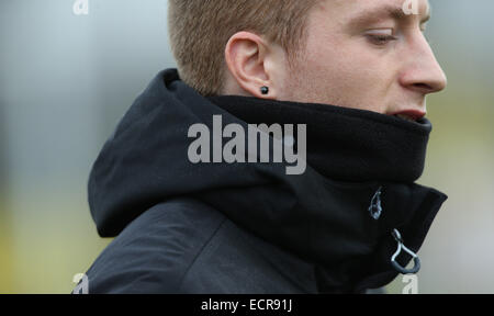 Dortmund, Germania. Xviii Dicembre, 2014. Dortmund il Marco Reus gesti durante una sessione di formazione presso il Borussia Dortmund di allenamento a Dortmund, Germania, 18 dicembre 2014. Reus anche sorge al centro dell'attenzione a causa della guida senza patente di guida. Foto: FRISO GENTSCH/dpa/Alamy Live News Foto Stock