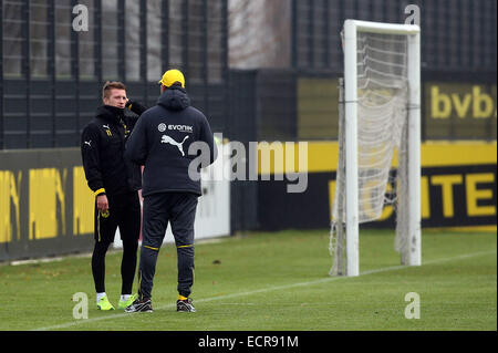 Dortmund, Germania. Xviii Dicembre, 2014. Dortmund il Marco Reus (L) parla per il trainer Juergen Klopp durante una sessione di formazione presso il Borussia Dortmund di allenamento a Dortmund, Germania, 18 dicembre 2014. Reus anche sorge al centro dell'attenzione a causa della guida senza patente di guida. Foto: FRISO GENTSCH/dpa/Alamy Live News Foto Stock