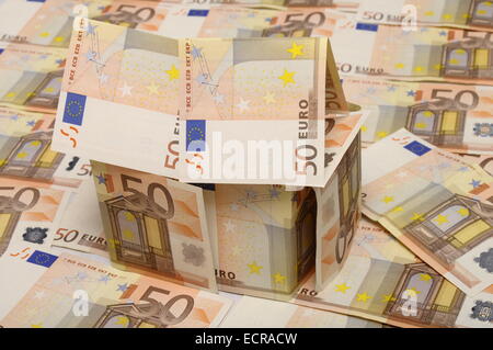Piccola casa fatta con una cinquantina di banconote in euro Foto Stock