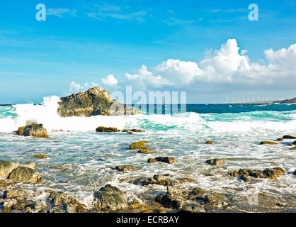 La wild northcoast da Aruba con mulini a vento nella parte posteriore Foto Stock