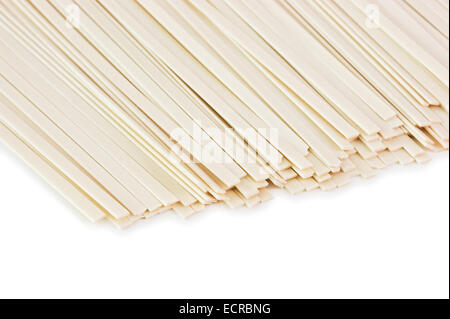 Noodle Giapponesi isolati su sfondo bianco Foto Stock