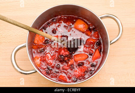 Una pentola bollente frutto di essere ridotta in preparazione per la realizzazione di marmellate e torte di alcuni e sminuzzare ripieni Foto Stock