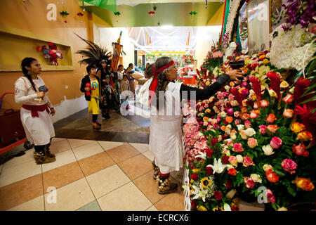 Aztec ballerini benedire i fornitori di fiore in fiore il Mart, il centro cittadino di Los Angeles, California, Stati Uniti d'America Foto Stock