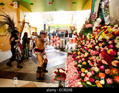 Aztec ballerini benedire i fornitori di fiore in fiore il Mart, il centro cittadino di Los Angeles, California, Stati Uniti d'America Foto Stock