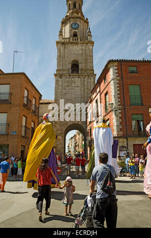 Giganti e teste grandi (gigantes y cabezudos) durante la celebrazione della festa di sant'Agostino in agosto 25th, 2012 Tor Foto Stock