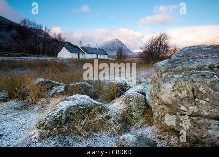 Una spolverata di neve in Black Rock Cottage, Glencoe Scotland Regno Unito Foto Stock