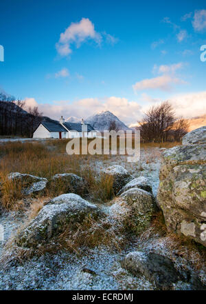 Una spolverata di neve in Black Rock Cottage, Glencoe Scotland Regno Unito Foto Stock