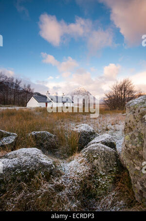 Una spolverata di neve in Black Rock Cottage, Glencoe Scotland Regno Unito Foto Stock