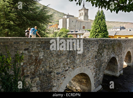 A MOLINASECA, (LEON), Spagna - 7 Settembre 2012: due pellegrini in viaggio verso Santiago de Compostela, che attraversano un bridg medievale Foto Stock