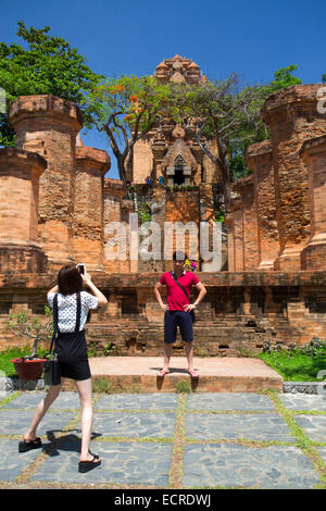 Po Nagar è un Cham torre di tempio situato nel medievale principato di Kauthara vicino a Nha Trang, Vietnam. Foto Stock