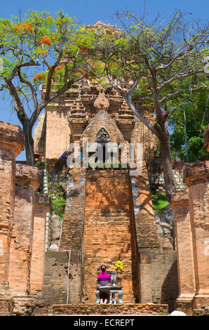 Po Nagar è un Cham torre di tempio situato nel medievale principato di Kauthara vicino a Nha Trang, Vietnam. Foto Stock