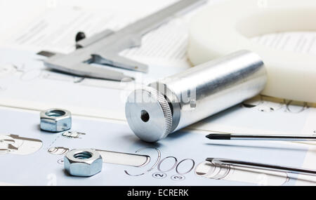 Disegni tecnici con gli strumenti e i pezzi di ricambio Foto Stock